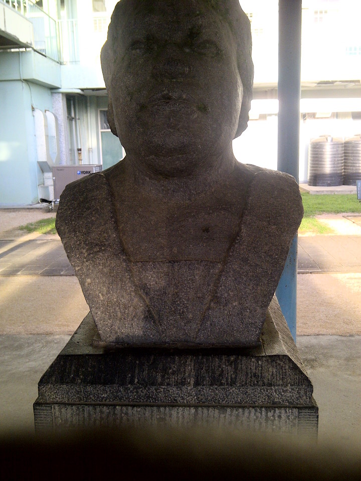 Borstbeeld Sophie Redmond bij het Academisch Ziekenhuis Paramaribo