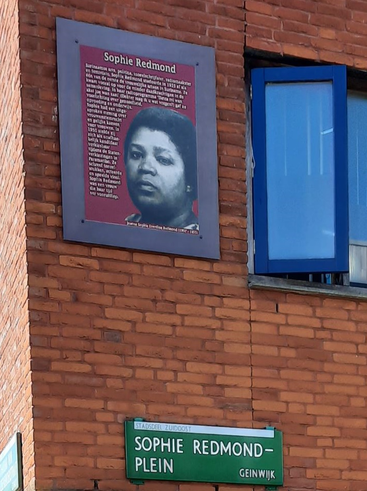 plaquette Sophie Redmond op het Sophie Redmondplein, Amsterdam-Zuidoost